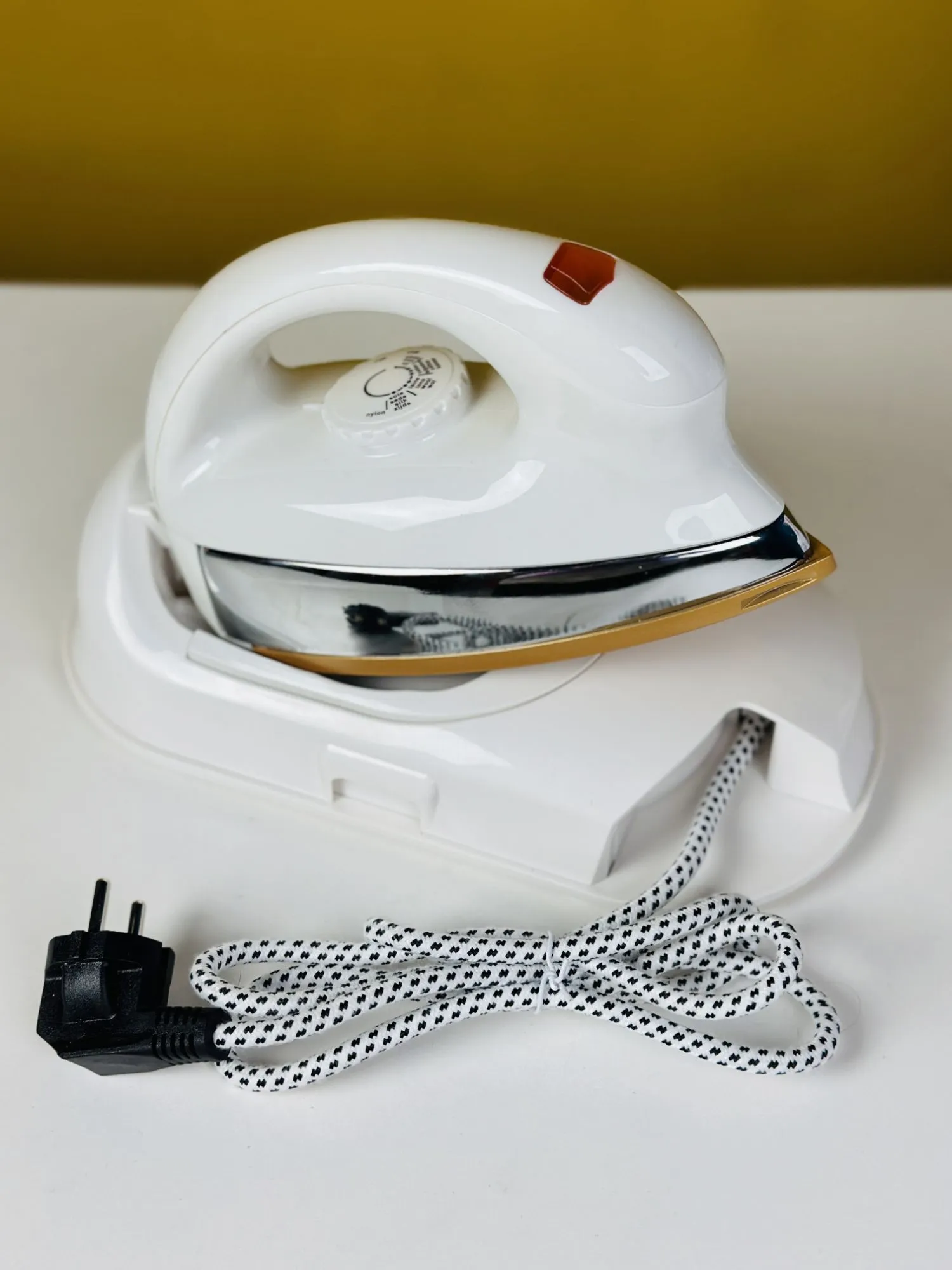 Kiam Es596 1000W Cordless Electric Dry Iron C